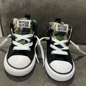 Toddler CAMO converse size 8. Never worn!